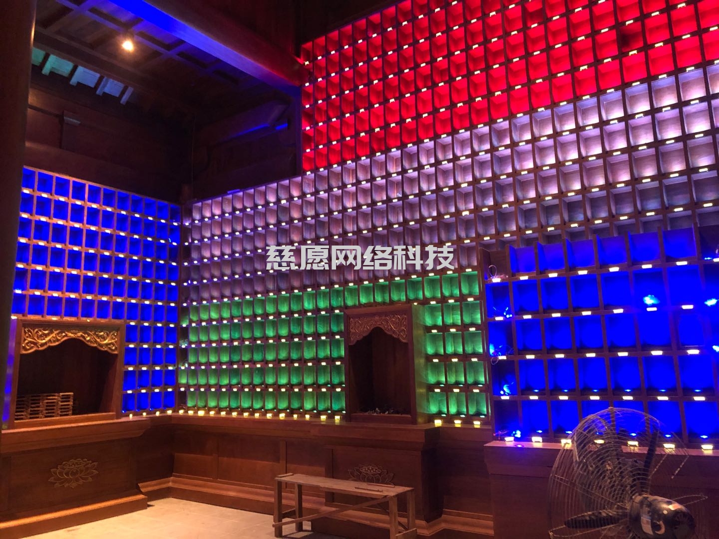 慈愿智能萬佛墻和光明燈為什么要設計成32種可變顏色燈板，3種顏色的公示姓名牌？