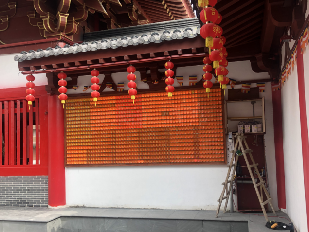 龍之夢臥龍寺萬佛墻前供奉光明心愿燈有感：禮佛在人，供燈在心